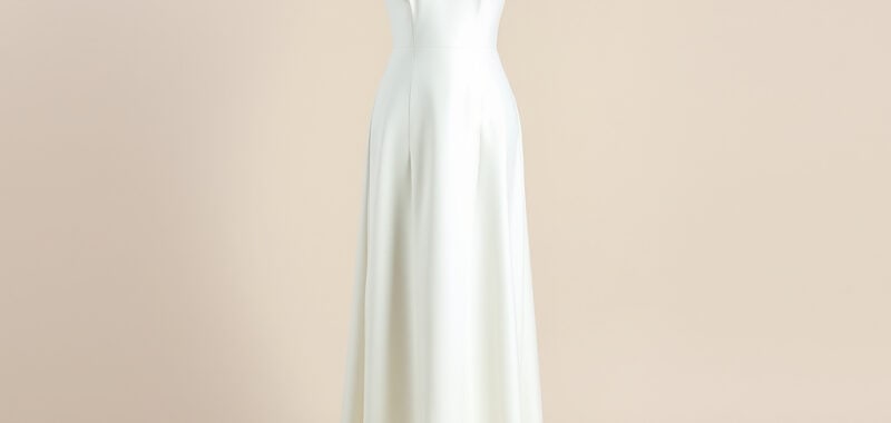 Vestido de novia largo y elegante con encaje en la parte superior y falda de seda blanca.